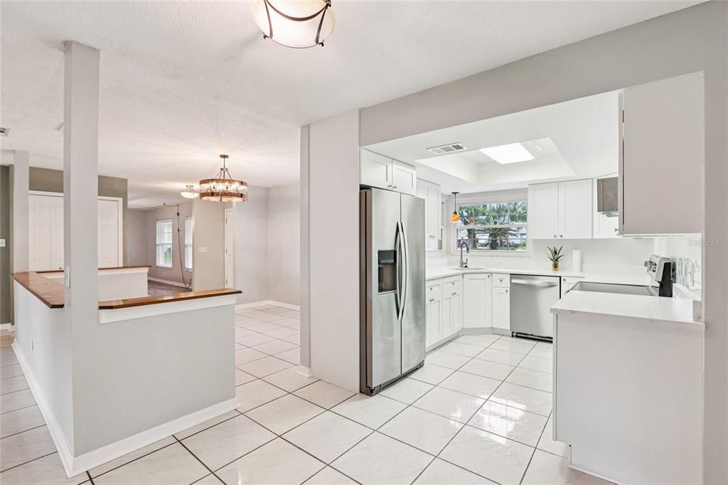 Под контрактом: $422,900 (4 спален, 2 ванн, 2080 Квадратных фут)