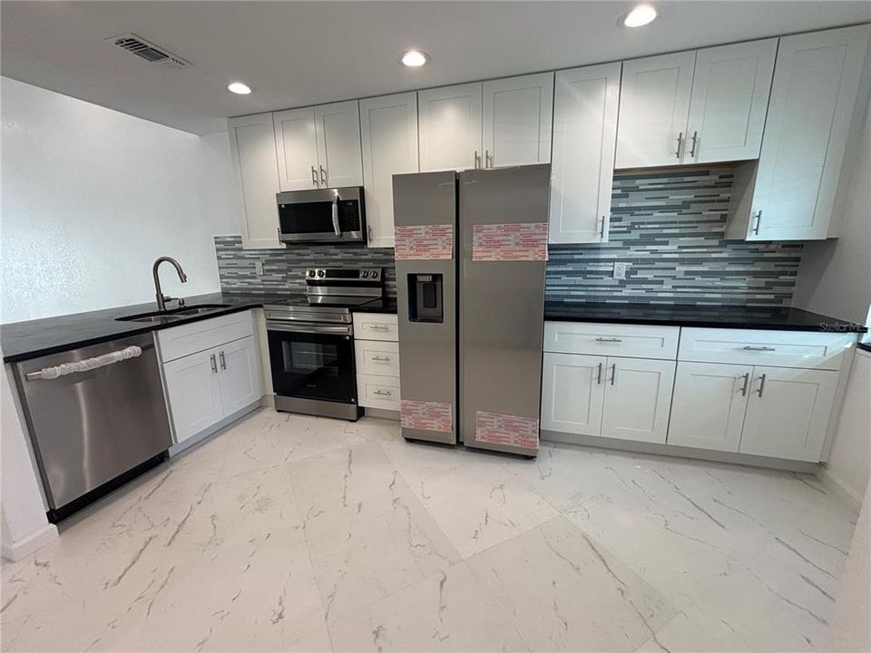 For Rent: $1,950 (2 beds, 2 baths, 1000 Square Feet)