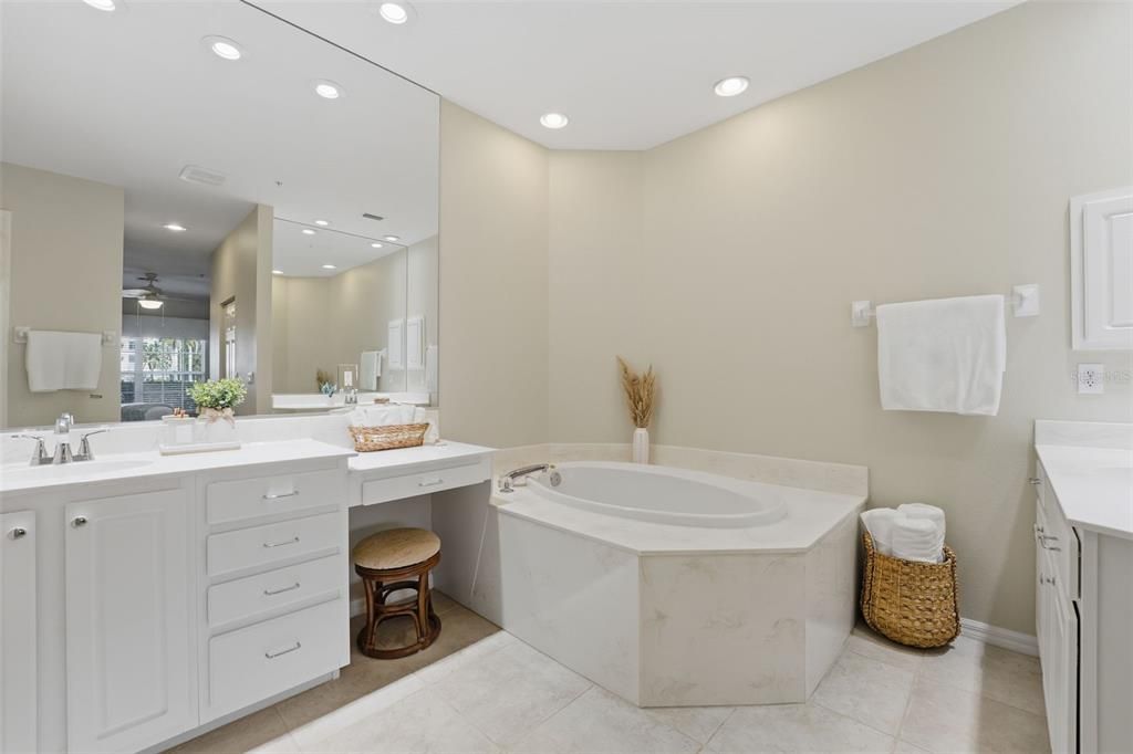 待售: $400,000 (2 贝兹, 2 浴室, 1599 平方英尺)