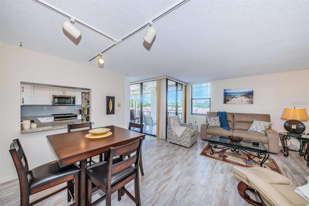 For Sale: $419,900 (2 beds, 2 baths, 1030 Square Feet)