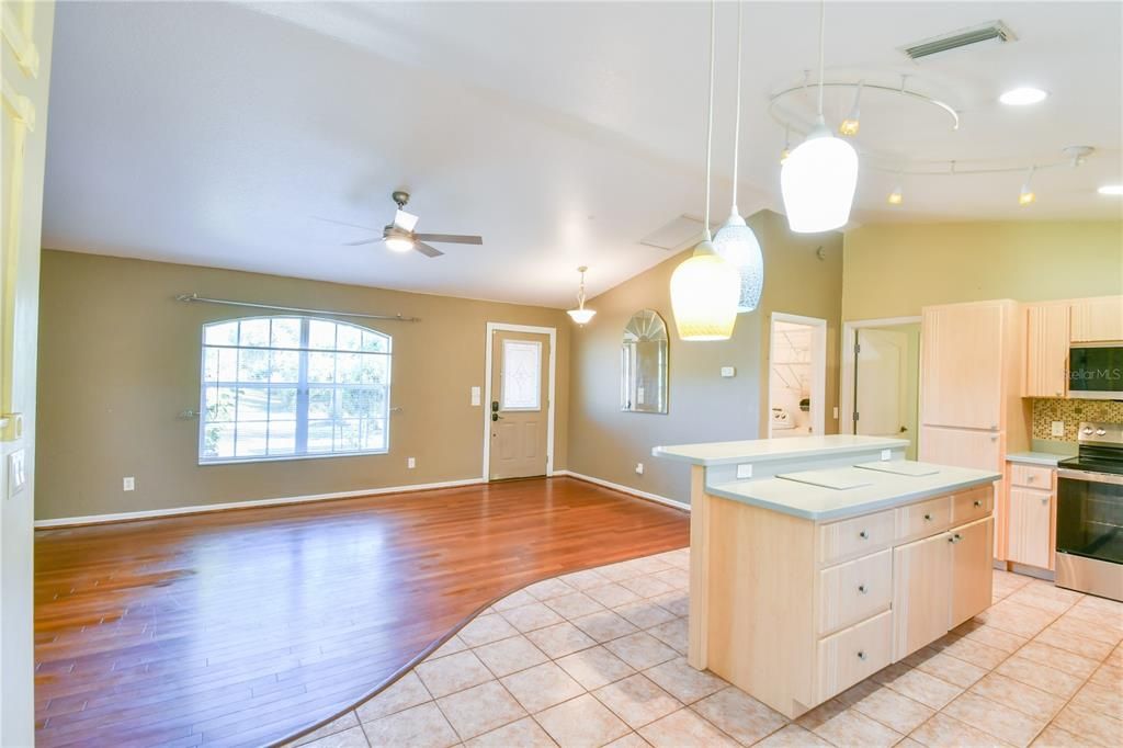 В аренду: $2,000 (3 спален, 2 ванн, 1212 Квадратных фут)