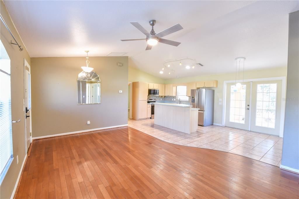 В аренду: $2,000 (3 спален, 2 ванн, 1212 Квадратных фут)