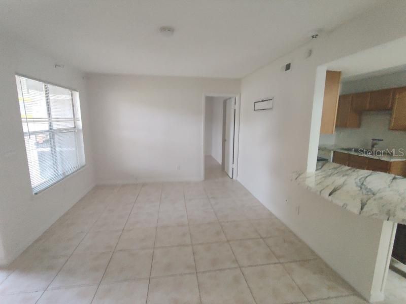 合同活跃: $115,000 (2 贝兹, 2 浴室, 833 平方英尺)