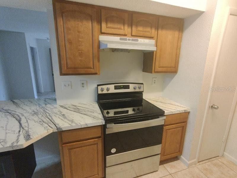 合同活跃: $115,000 (2 贝兹, 2 浴室, 833 平方英尺)