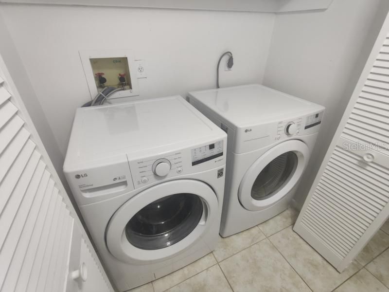 合同活跃: $115,000 (2 贝兹, 2 浴室, 833 平方英尺)