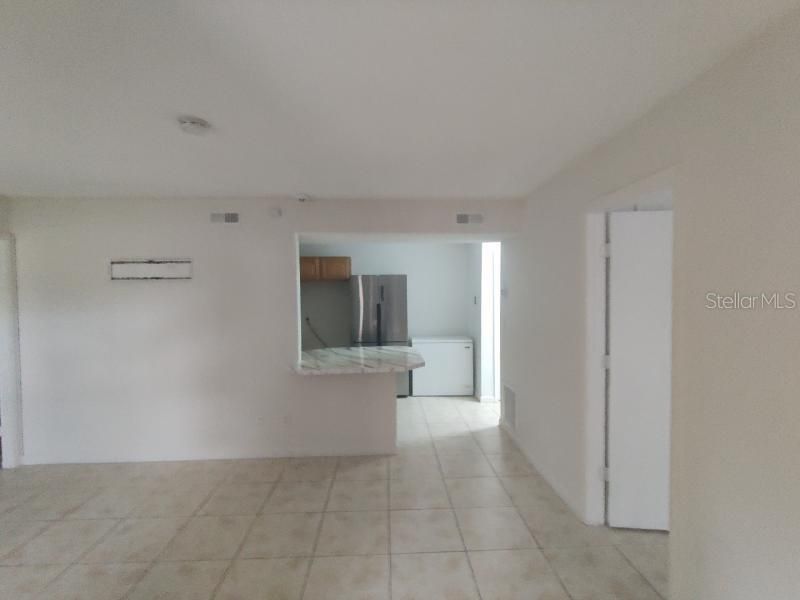 合同活跃: $115,000 (2 贝兹, 2 浴室, 833 平方英尺)