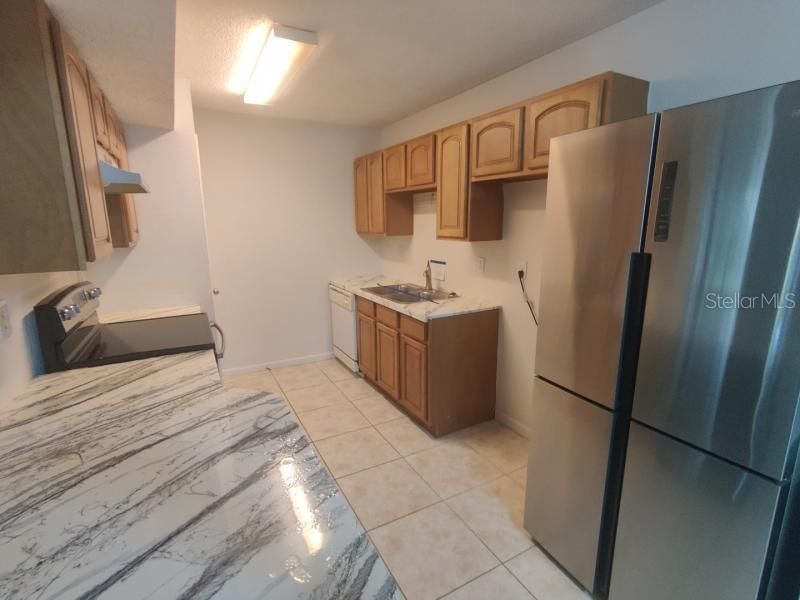 合同活跃: $115,000 (2 贝兹, 2 浴室, 833 平方英尺)