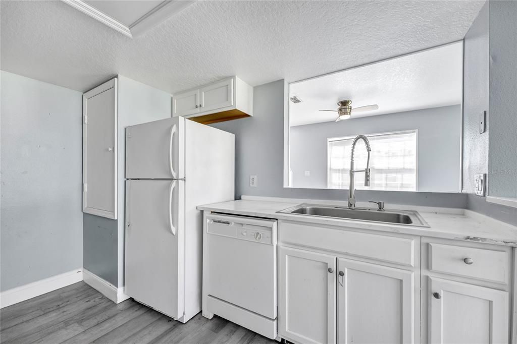 For Sale: $305,000 (4 beds, 3 baths, 1850 Square Feet)