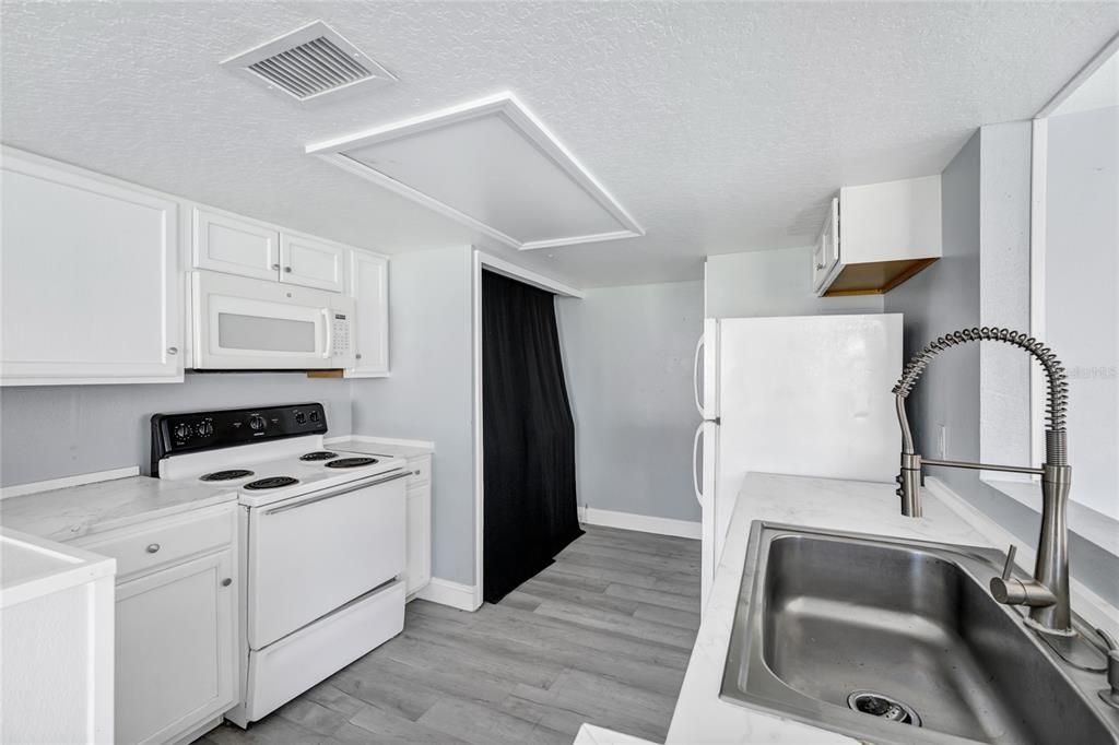 For Sale: $305,000 (4 beds, 3 baths, 1850 Square Feet)