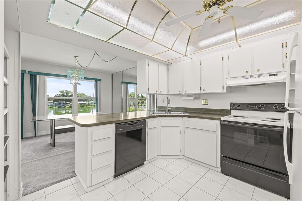 Под контрактом: $110,000 (2 спален, 2 ванн, 1270 Квадратных фут)