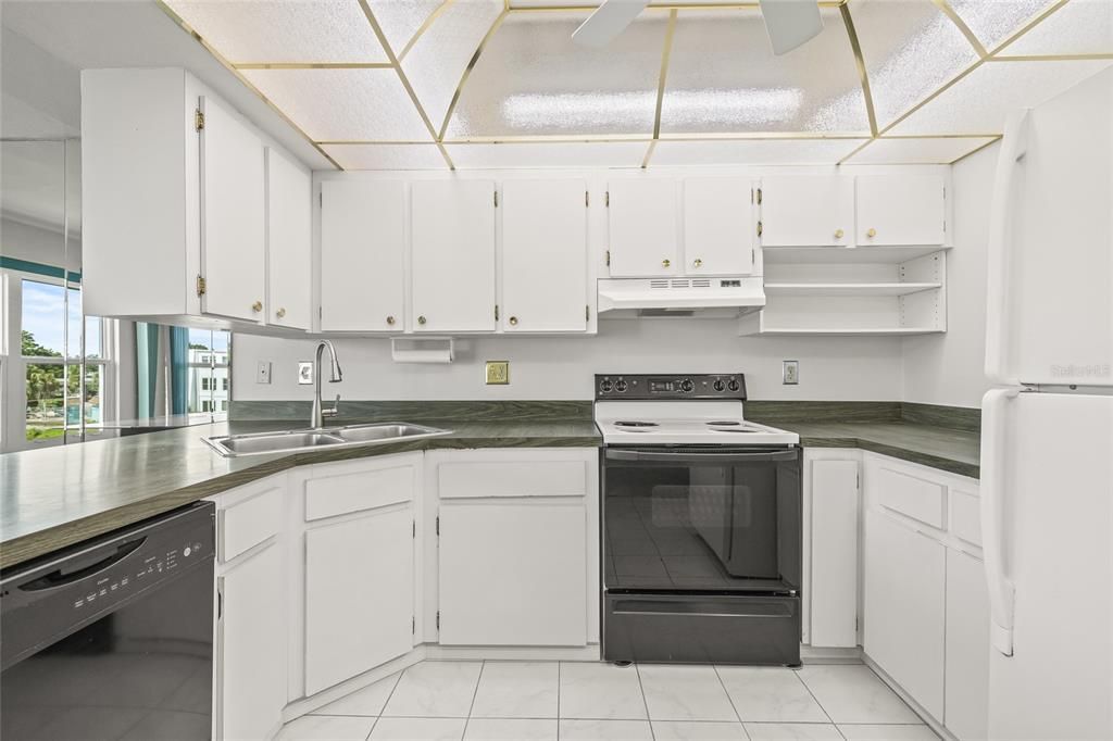 Под контрактом: $110,000 (2 спален, 2 ванн, 1270 Квадратных фут)