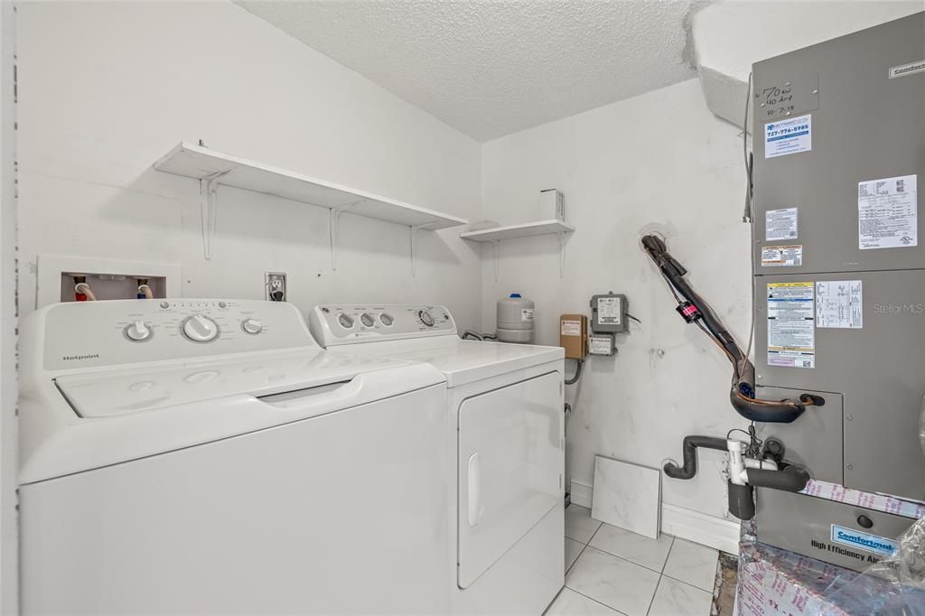 Под контрактом: $110,000 (2 спален, 2 ванн, 1270 Квадратных фут)