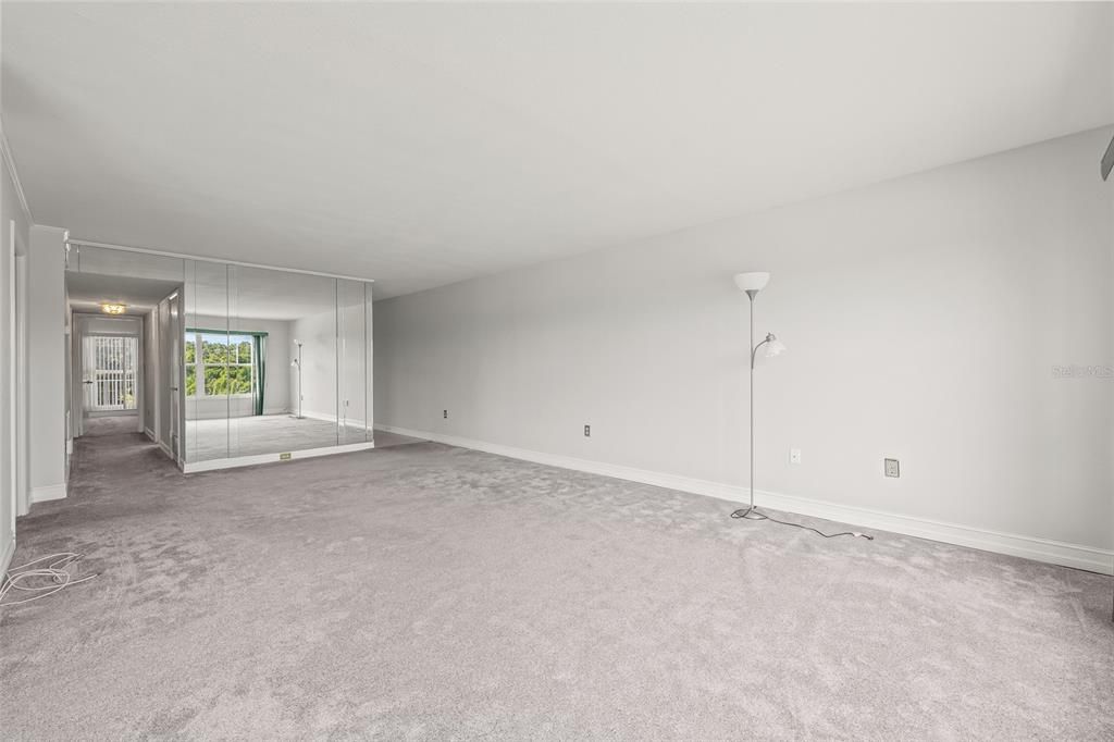 Под контрактом: $110,000 (2 спален, 2 ванн, 1270 Квадратных фут)