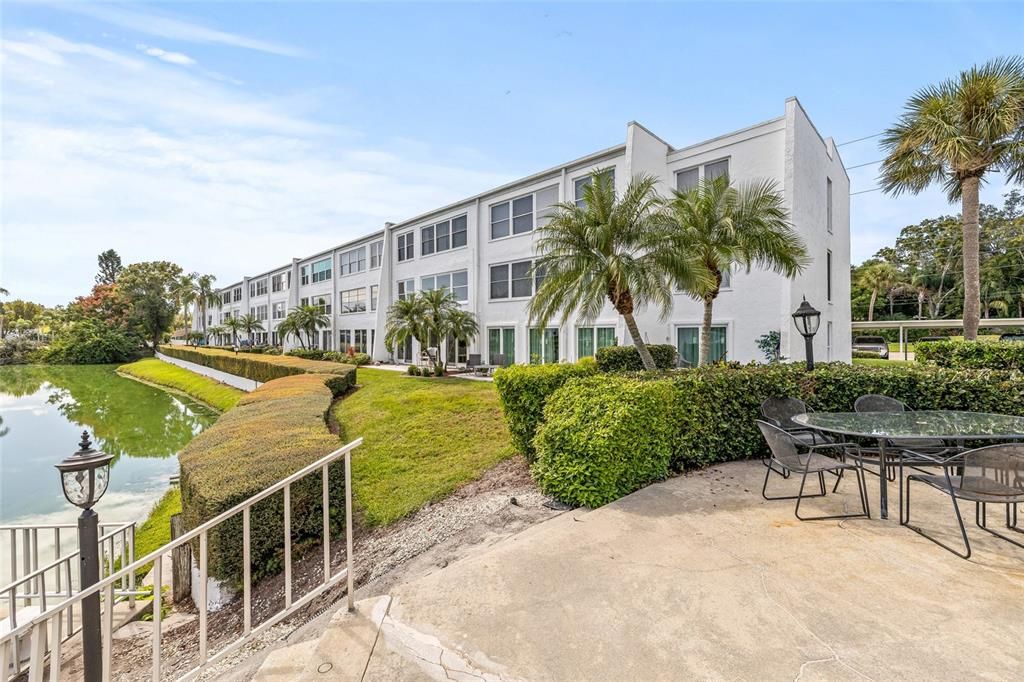 Под контрактом: $110,000 (2 спален, 2 ванн, 1270 Квадратных фут)