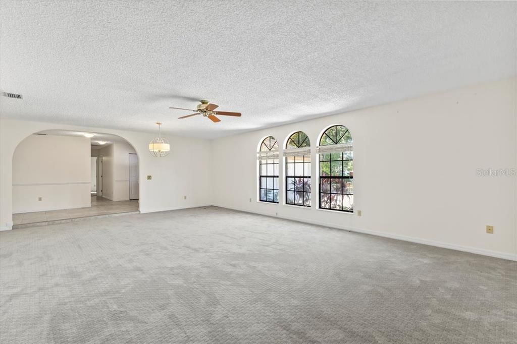 合同活跃: $595,000 (4 贝兹, 3 浴室, 2852 平方英尺)