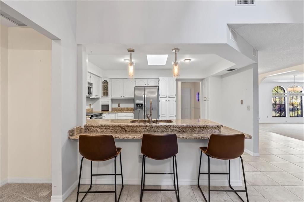 合同活跃: $595,000 (4 贝兹, 3 浴室, 2852 平方英尺)