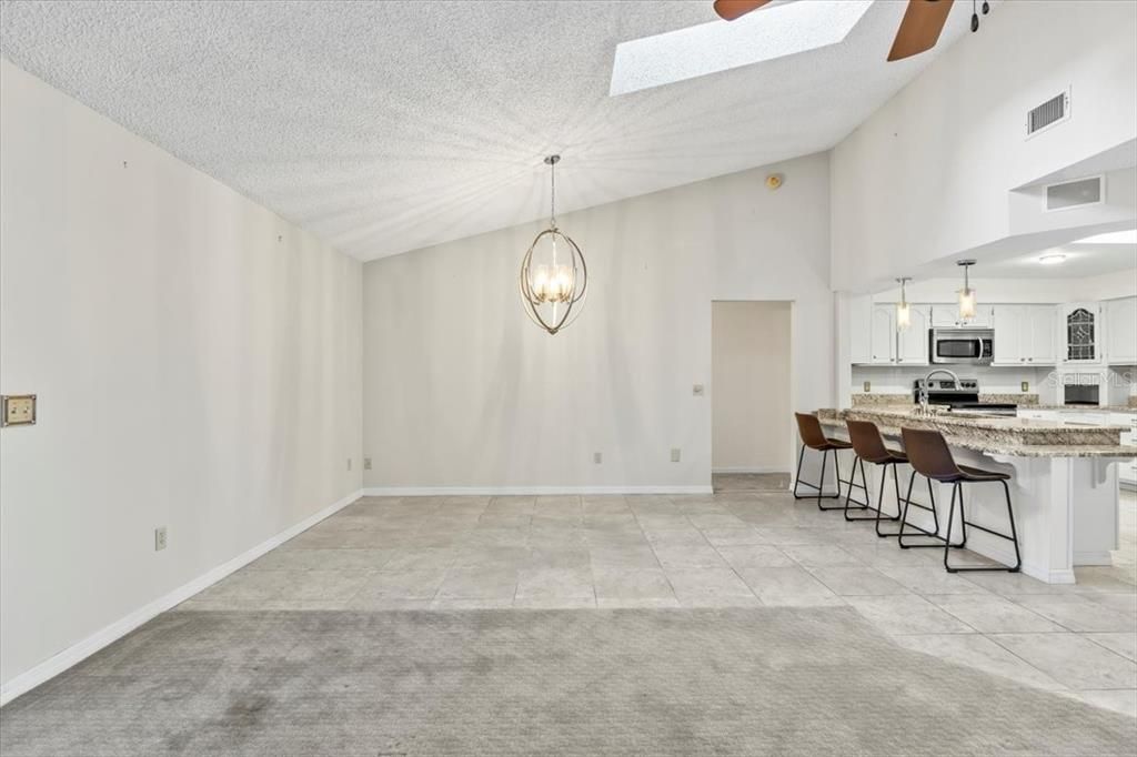 合同活跃: $595,000 (4 贝兹, 3 浴室, 2852 平方英尺)