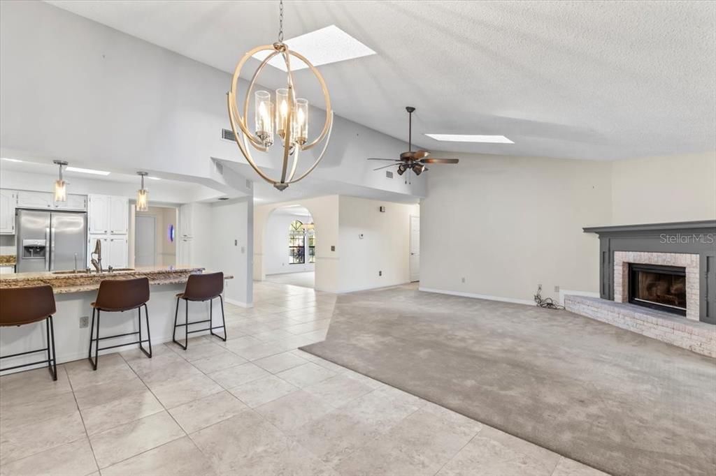 合同活跃: $595,000 (4 贝兹, 3 浴室, 2852 平方英尺)