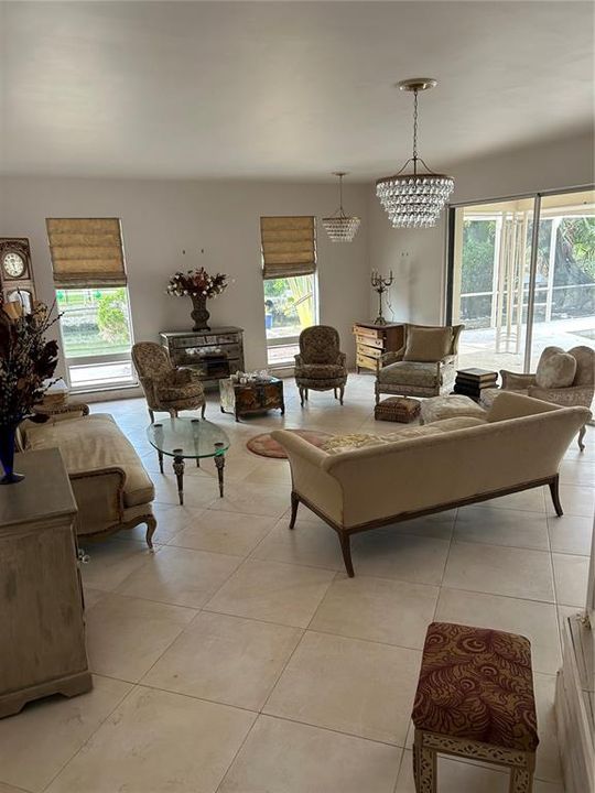 Activo con contrato: $1,398,000 (4 camas, 3 baños, 3074 Pies cuadrados)