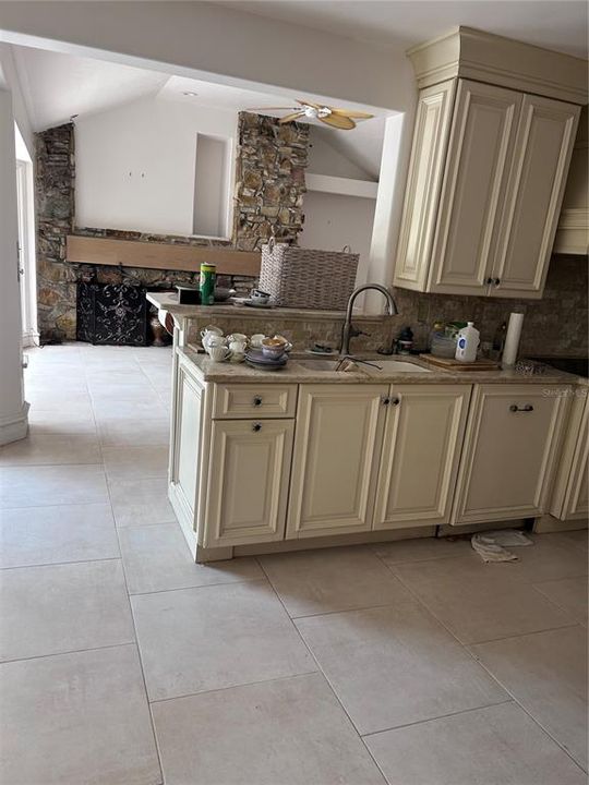 Activo con contrato: $1,398,000 (4 camas, 3 baños, 3074 Pies cuadrados)