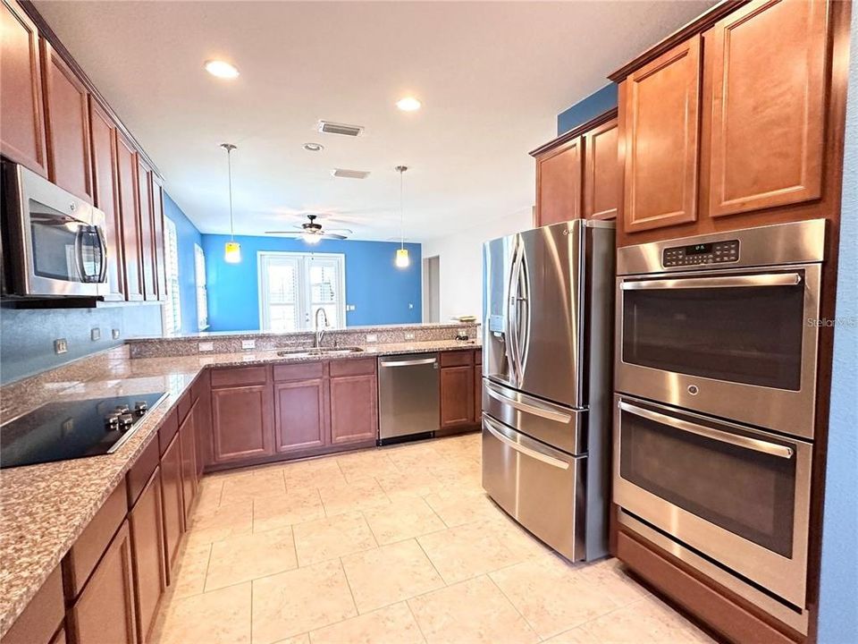 For Rent: $2,450 (4 beds, 3 baths, 2372 Square Feet)