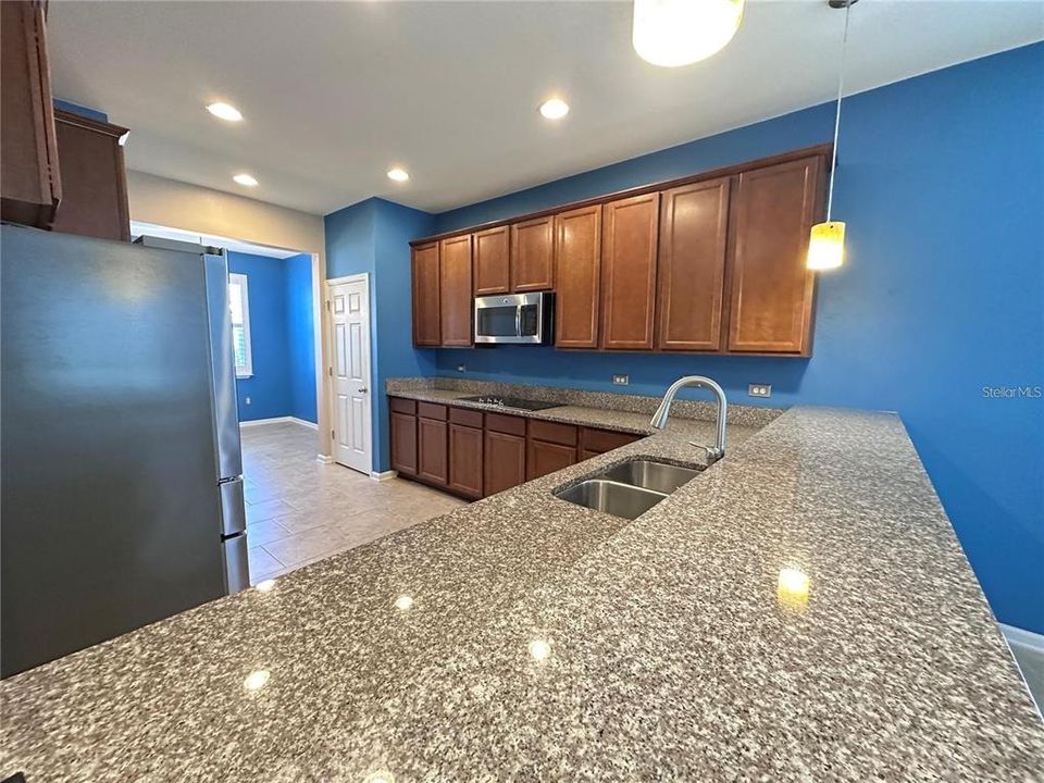 For Rent: $2,450 (4 beds, 3 baths, 2372 Square Feet)