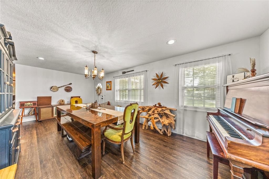 Active With Contract: $389,900 (3 beds, 2 baths, 1722 Square Feet)