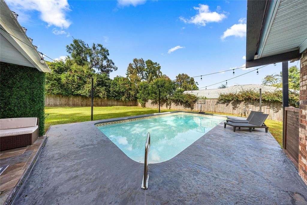 Active With Contract: $389,900 (3 beds, 2 baths, 1722 Square Feet)