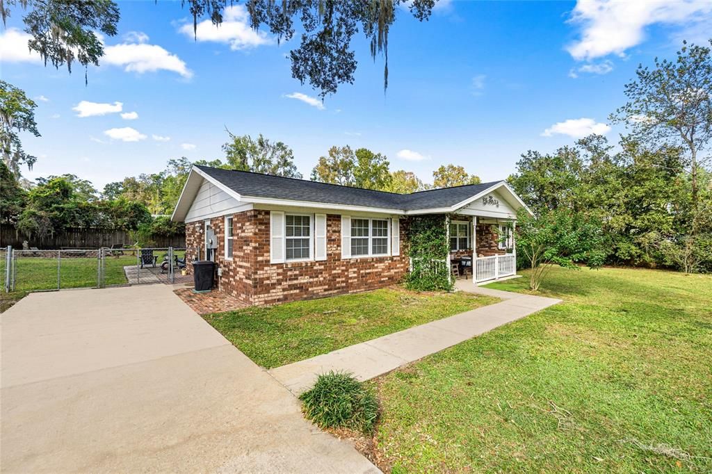 Active With Contract: $389,900 (3 beds, 2 baths, 1722 Square Feet)