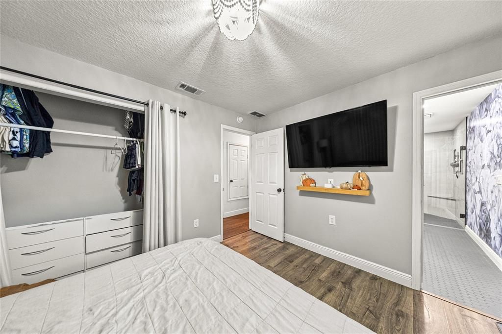 Active With Contract: $389,900 (3 beds, 2 baths, 1722 Square Feet)