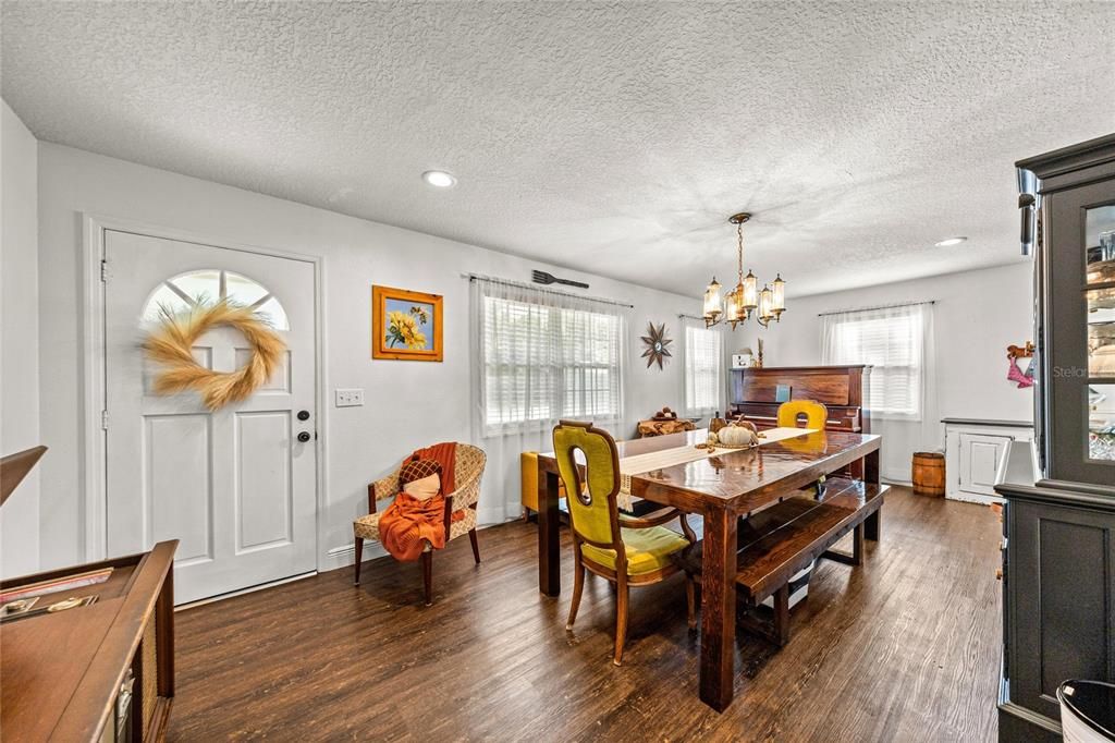 Active With Contract: $389,900 (3 beds, 2 baths, 1722 Square Feet)