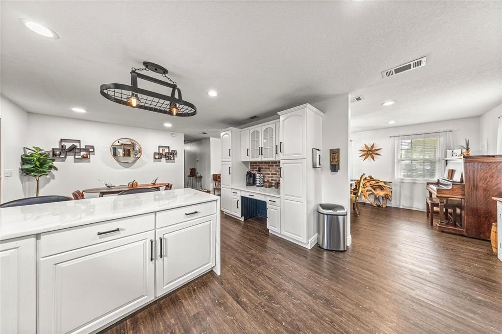 Active With Contract: $389,900 (3 beds, 2 baths, 1722 Square Feet)