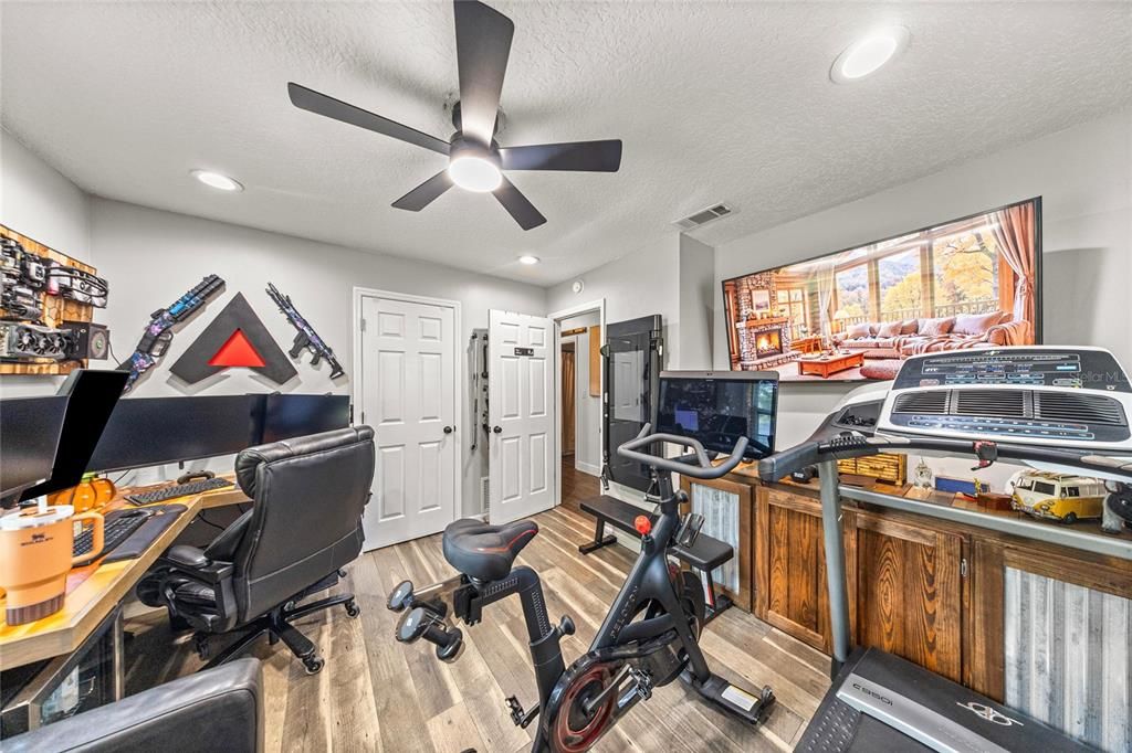 Active With Contract: $389,900 (3 beds, 2 baths, 1722 Square Feet)