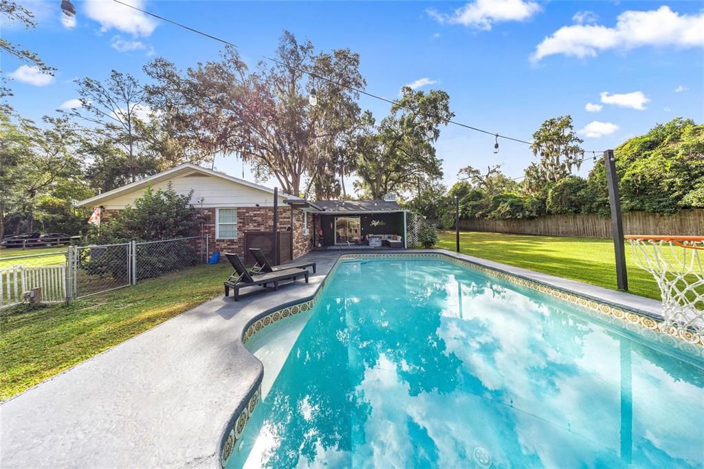 Active With Contract: $389,900 (3 beds, 2 baths, 1722 Square Feet)