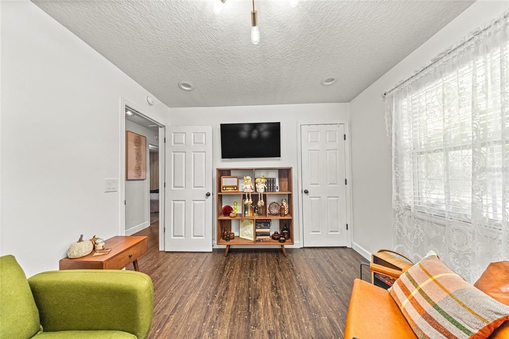 Active With Contract: $389,900 (3 beds, 2 baths, 1722 Square Feet)