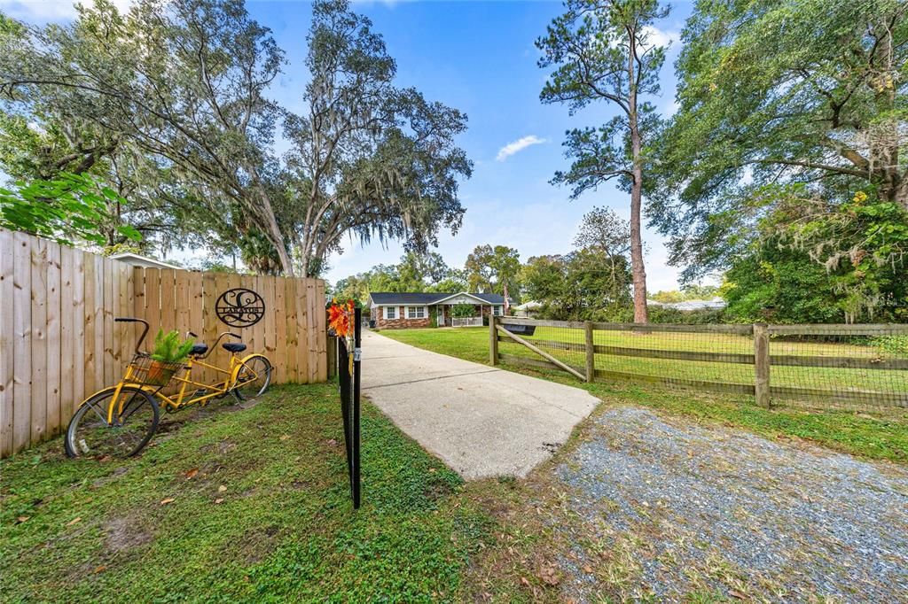 Active With Contract: $389,900 (3 beds, 2 baths, 1722 Square Feet)