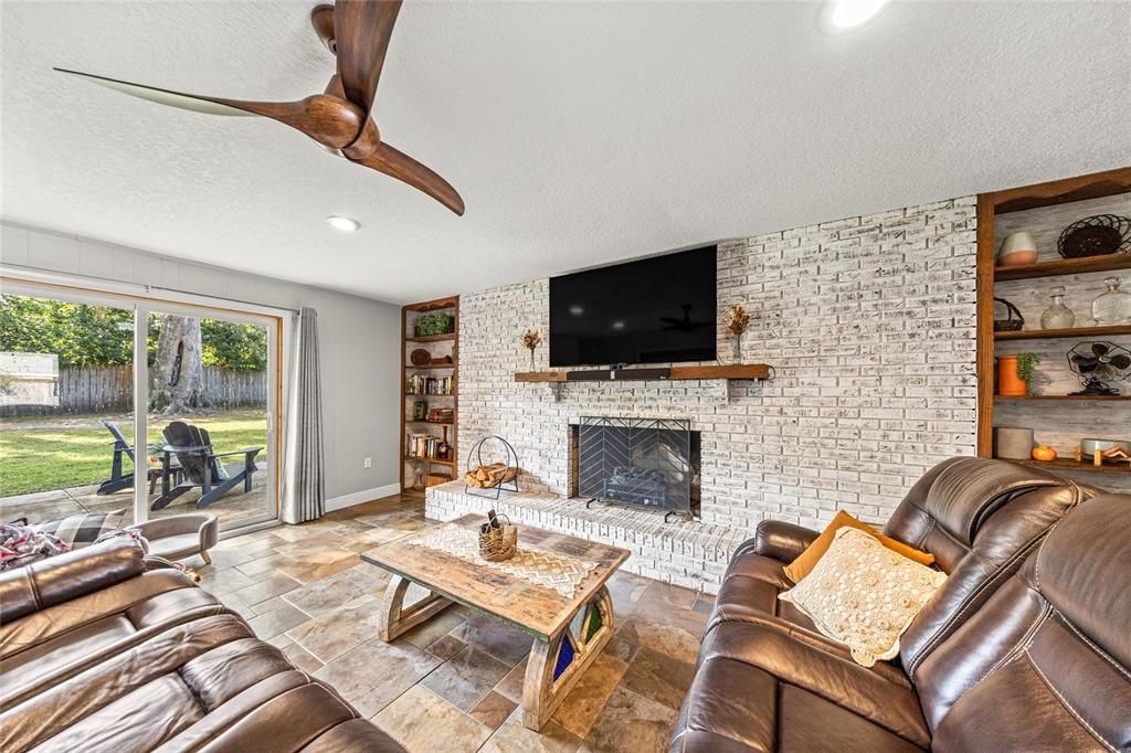 Active With Contract: $389,900 (3 beds, 2 baths, 1722 Square Feet)