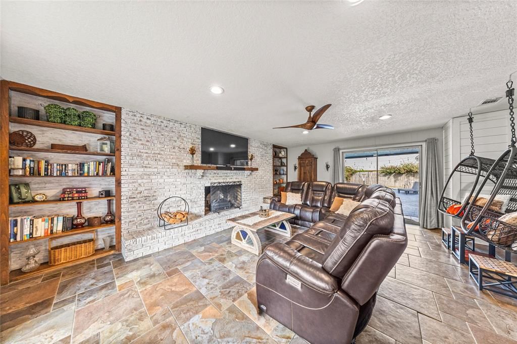 Active With Contract: $389,900 (3 beds, 2 baths, 1722 Square Feet)