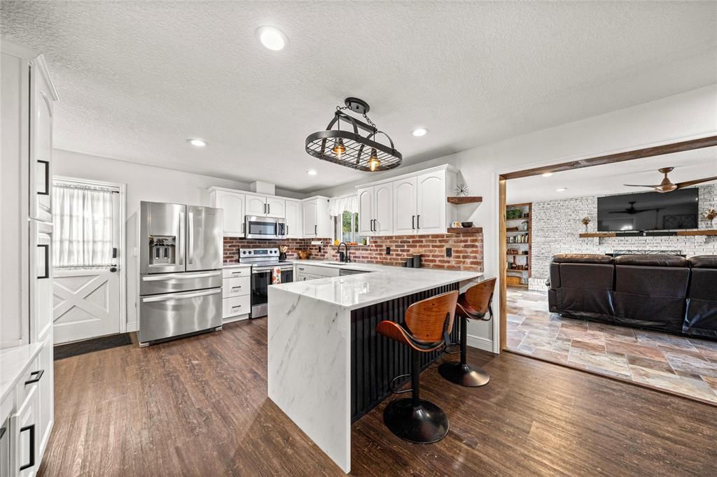 Active With Contract: $389,900 (3 beds, 2 baths, 1722 Square Feet)