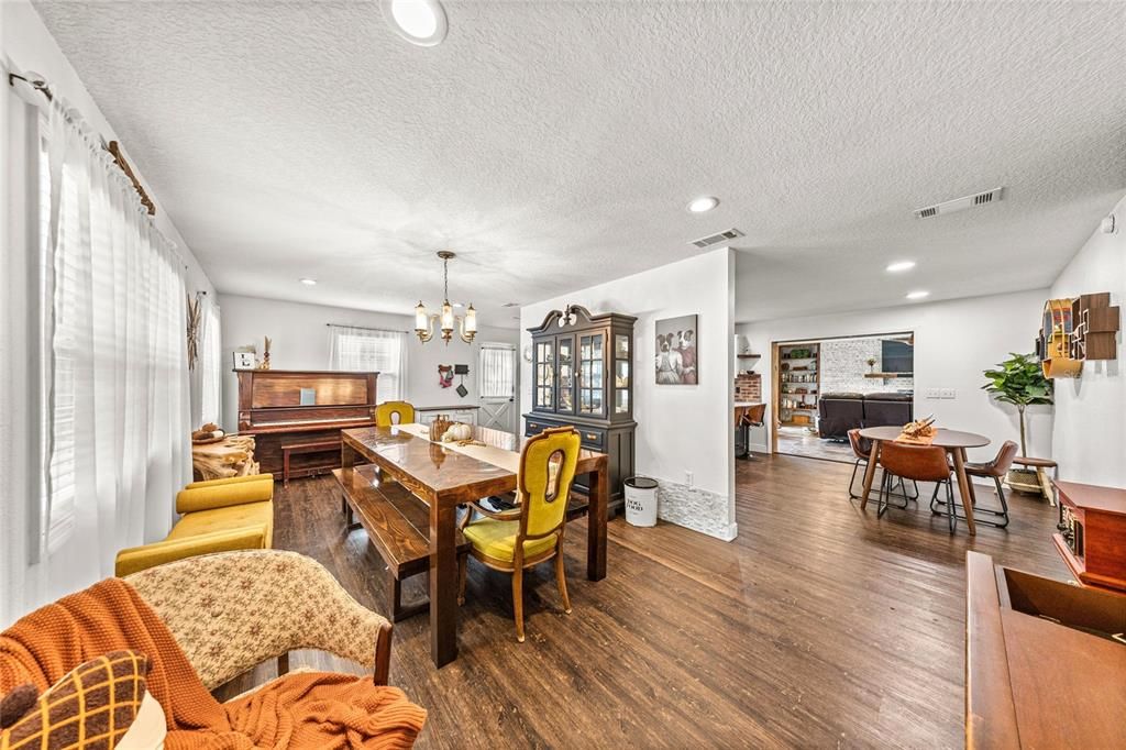 Active With Contract: $389,900 (3 beds, 2 baths, 1722 Square Feet)