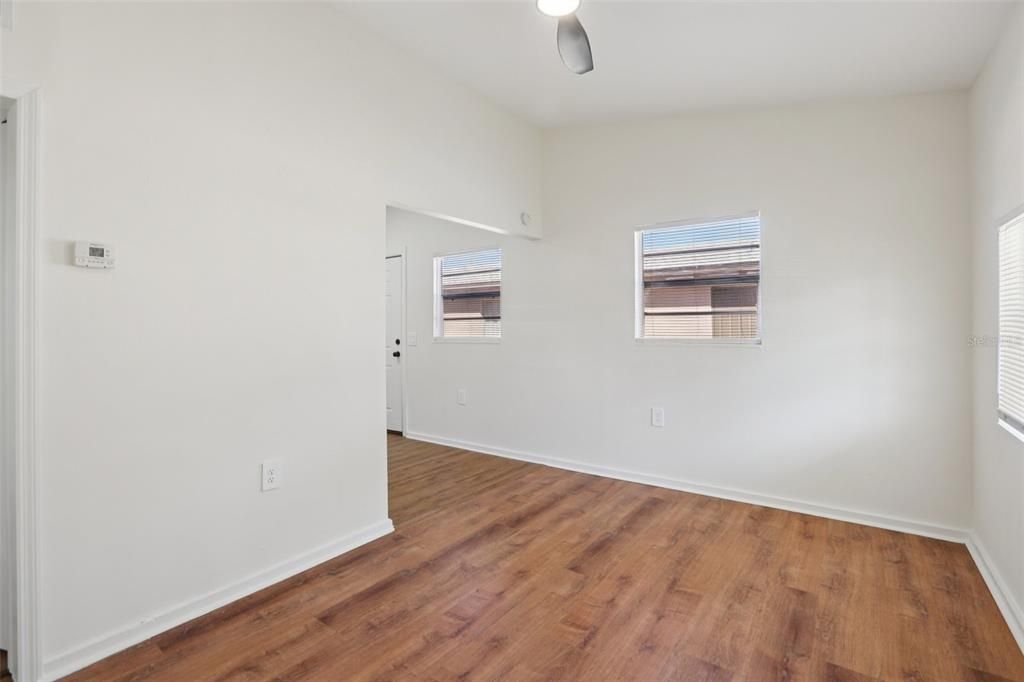 Active With Contract: $220,000 (2 beds, 1 baths, 644 Square Feet)