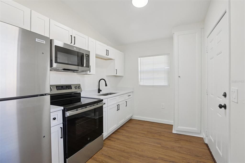 Active With Contract: $220,000 (2 beds, 1 baths, 644 Square Feet)