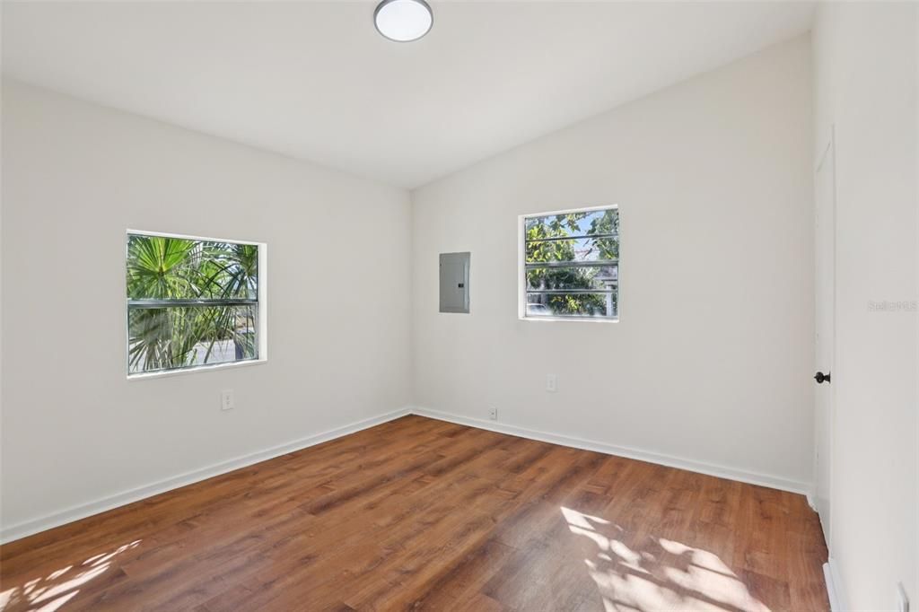 Active With Contract: $220,000 (2 beds, 1 baths, 644 Square Feet)