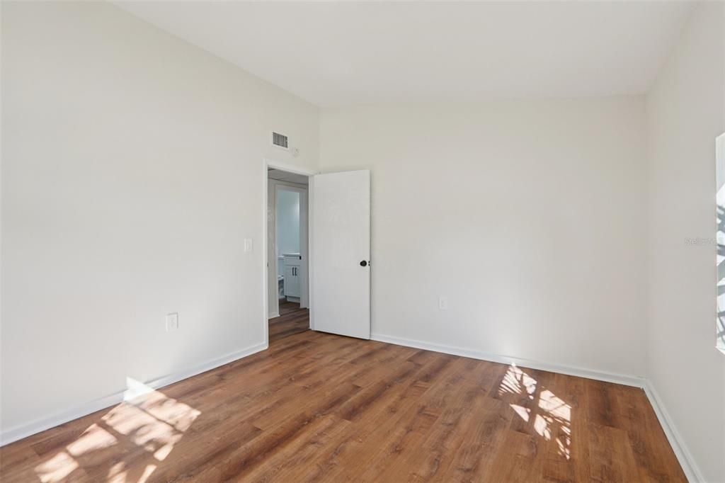 Active With Contract: $220,000 (2 beds, 1 baths, 644 Square Feet)