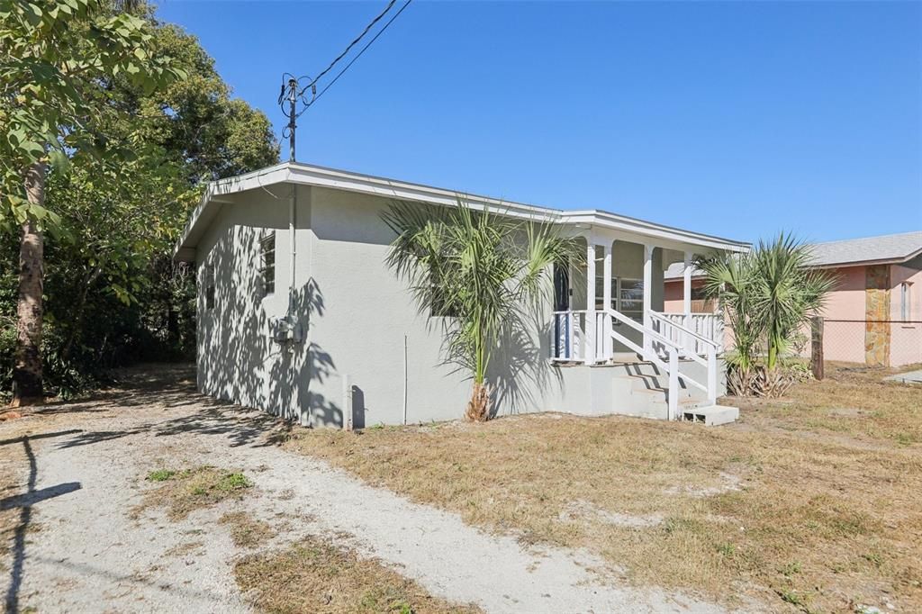 Active With Contract: $220,000 (2 beds, 1 baths, 644 Square Feet)