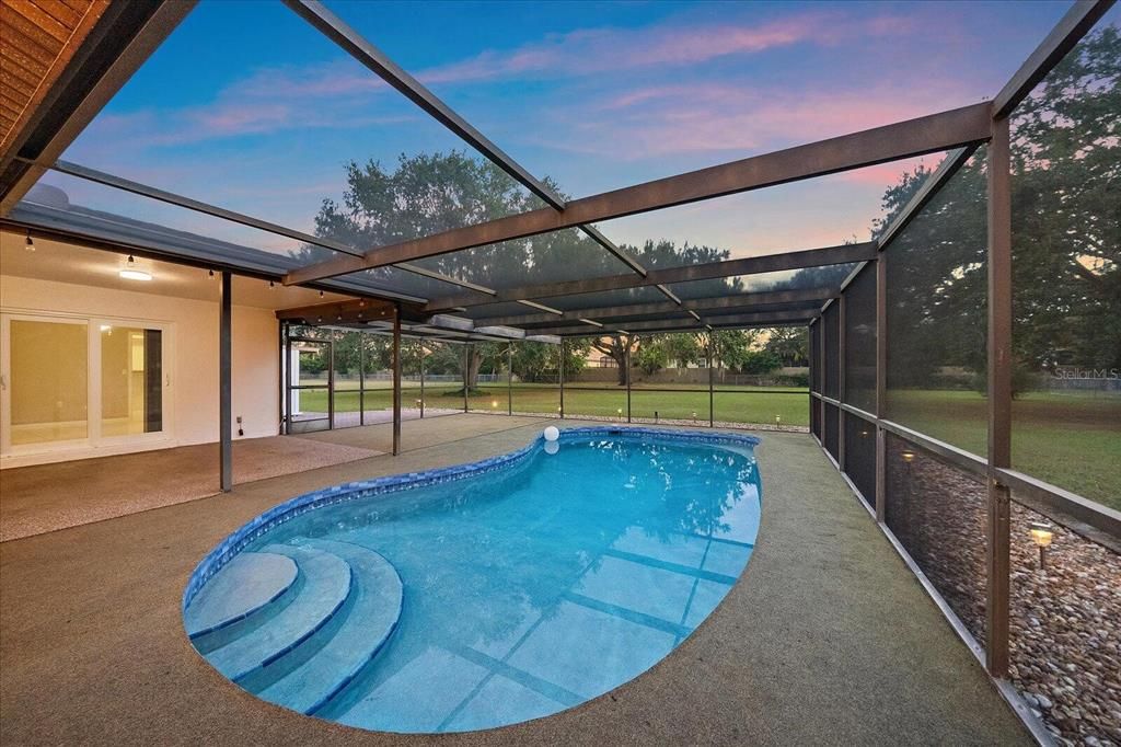 Activo con contrato: $739,000 (5 camas, 3 baños, 2354 Pies cuadrados)