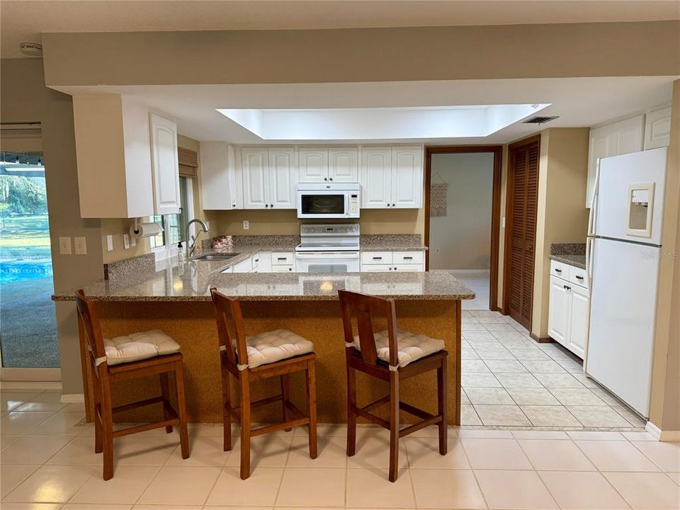 Activo con contrato: $739,000 (5 camas, 3 baños, 2354 Pies cuadrados)