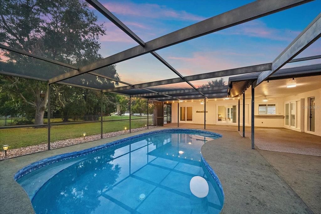Activo con contrato: $739,000 (5 camas, 3 baños, 2354 Pies cuadrados)