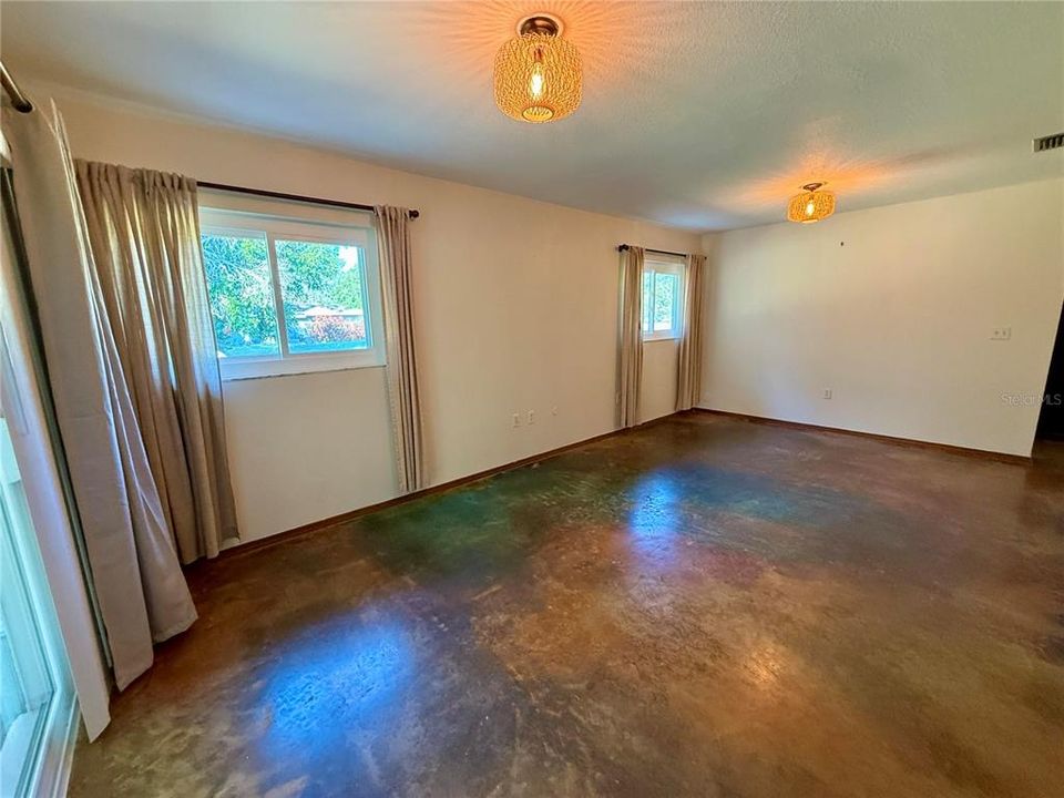 Activo con contrato: $739,000 (5 camas, 3 baños, 2354 Pies cuadrados)