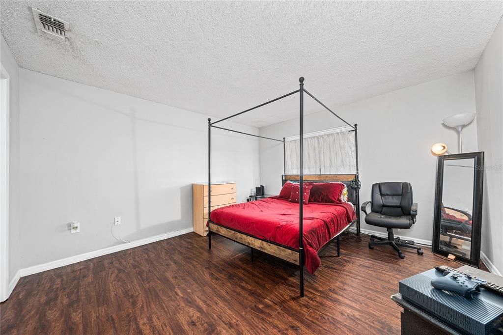 For Sale: $135,000 (1 beds, 1 baths, 765 Square Feet)